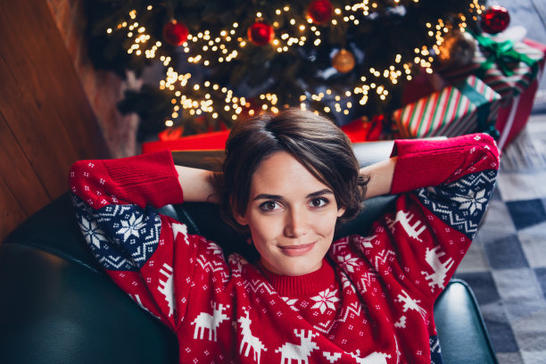 迷人的梦想年轻女孩的照片看起来摄影师摆姿势甜美的女士小睡舒适的气氛圣诞派对气氛躺在室内沙发图片下载