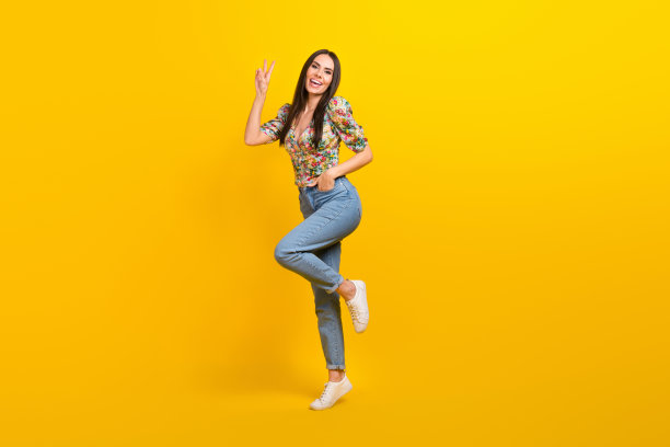 友好的人穿着印花衬衫的全长照片显示v字手在口袋孤立的黄色背景图片下载