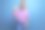 穿着紫色连帽衫的可爱金发年轻女子在蓝色背景上展示了她的手掌图片下载