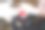 一个女人坐在森林里，手里拿着急救箱和一杯水，在丛林中生存的露营装备。图片下载