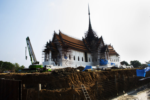 泰国工人使用机床和重型机械在泰国大城府的Wat Maheyong寺建造新结构，建造古风教堂或古风圣殿图片下载