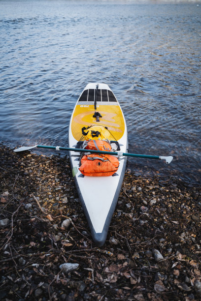 高水位时在河上划船，夏季在湖上冒险，桨板冲浪，划桨船，极限娱乐。图片下载