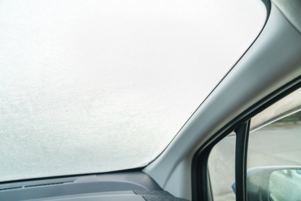 汽车挡风玻璃在寒冷中结冰的照片图片下载