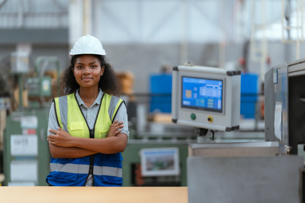白人女商人用平板电脑查牛皮纸库存、机械和工业。图片下载