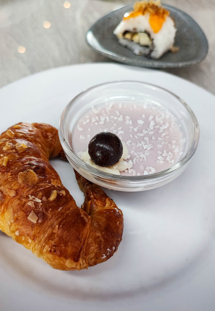 早餐有羊角面包、果冻和寿司图片下载