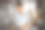 日本成熟女性在办公室拿着笔记本电脑的照片图片下载