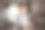 日本成熟女性在办公室拿着笔记本电脑的照片图片下载