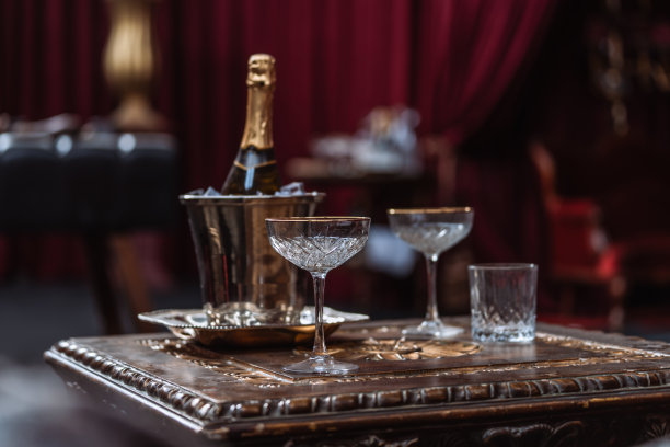 冰桶里的香槟和其他饮料图片下载