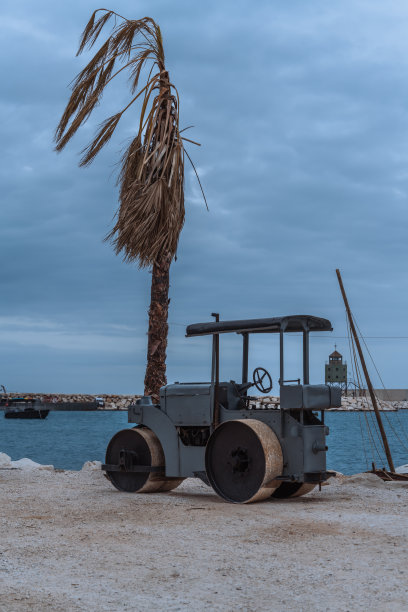 老式压路机在建筑工地等待执行任务图片下载