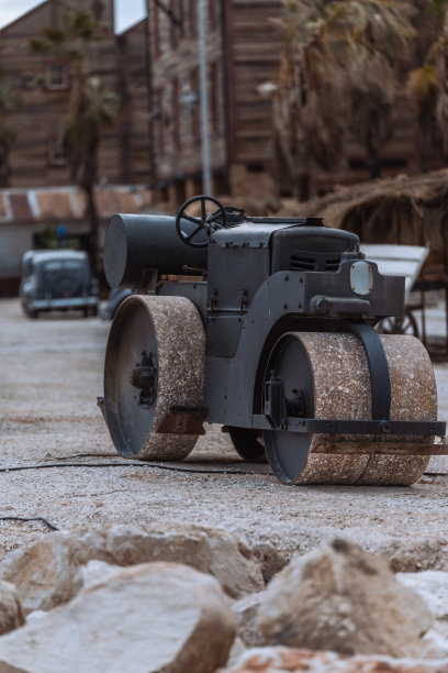 老式压路机在建筑工地等待执行任务图片下载