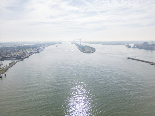 鸟瞰图，鹿特丹港的风力涡轮机图片下载