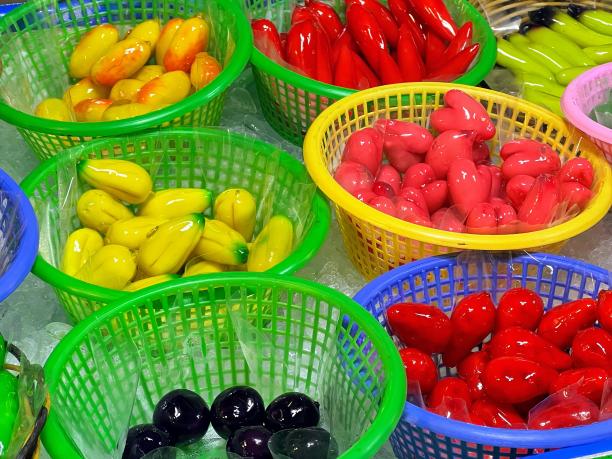 一张桌子的照片，桌子上有许多篮子，里面装着不同种类的水果。图片下载