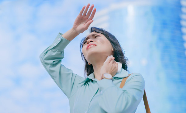 女商人阳光户外痛图片下载