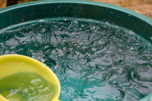 雨滴落在水里图片下载