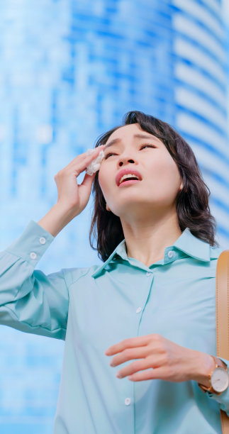 女商人阳光户外痛图片下载