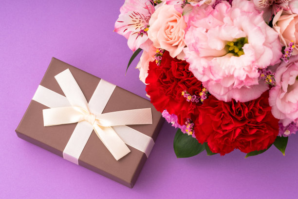 花束、母亲节和礼物的图片。图片下载