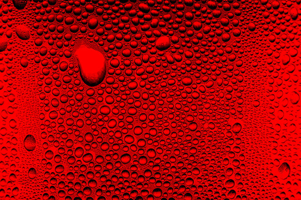 特写红色微距饮料水滴表面，水滴在一杯红色冷饮上为背景和质感。(特写，选择性聚焦，留出文字空间)图片下载