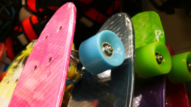 在一家滑板商店里，许多彩色滑板的特写图片下载