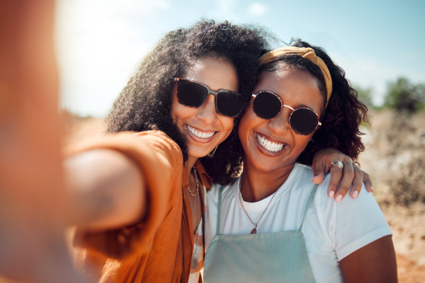 夏天，自拍，大自然和朋友们一起在非洲狩猎度假。非洲女性在沙漠探险度假时的脸部肖像照片或社交媒体直播图片下载