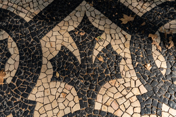 黑白马赛克calcada鹅卵石人行道和道路，里斯本，葡萄牙图片下载
