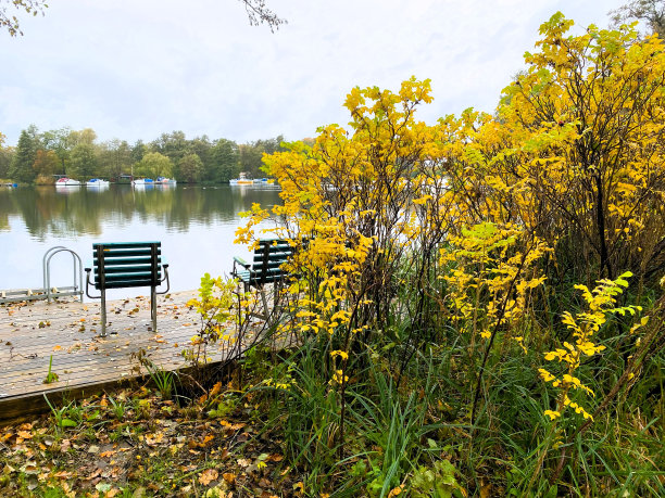 斯堪的纳维亚湖边的浴场桥图片下载