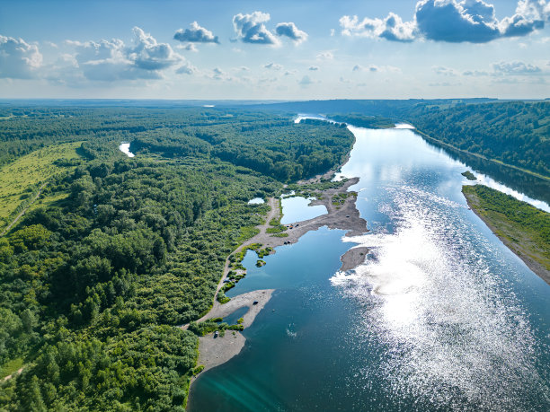 一条河岸长满森林的平原支流图片下载