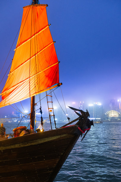 穿越香港维多利亚港的舢板图片下载