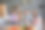 公司的照片积极时髦的朋友坐在沙发上拿着塑料啤酒杯吃披萨阁楼内部的房子里面图片下载