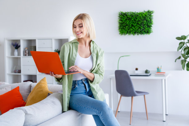 可爱迷人的美女hr招聘人员在室内聊天发短信同事合作伙伴候选人的照片图片下载