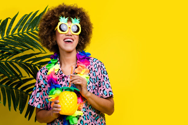 照片的周到积极的女士穿着印花衬衫太阳镜享受果汁看着空空间孤立的黄色背景图片下载