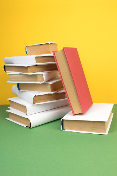 书堆积。打开木桌绿色背景的精装书。回到学校。广告文本的复制空间。图片下载