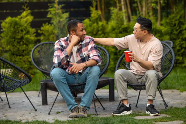 快乐的朋友在后院聚会上享用冰镇啤酒图片下载