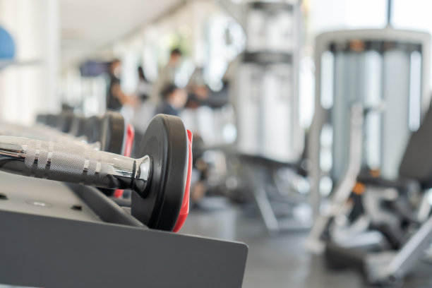 健身房哑铃模糊背景健身中心，健身个人重量训练工作室，健身俱乐部健身操器材模糊健身和力量力量课图片下载