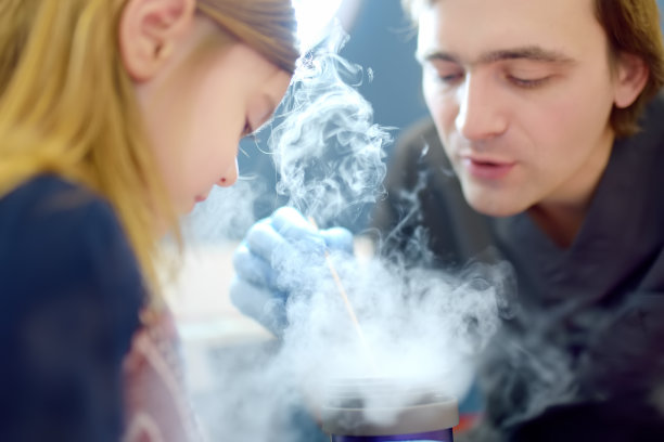 一位细心的医生正在检查小孩皮肤上的痣。皮肤科医生用液氮为可爱的学龄前女孩切除良性肿瘤。婴儿害怕治疗。图片下载