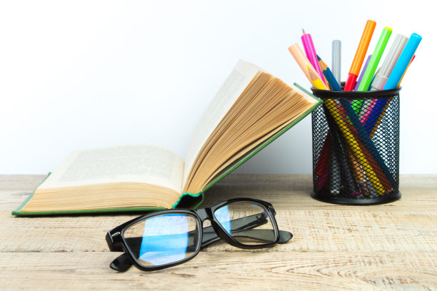 与精装书组成，扇形页，孤立在白色背景上。回到学校。副本的空间。教育背景。图片下载