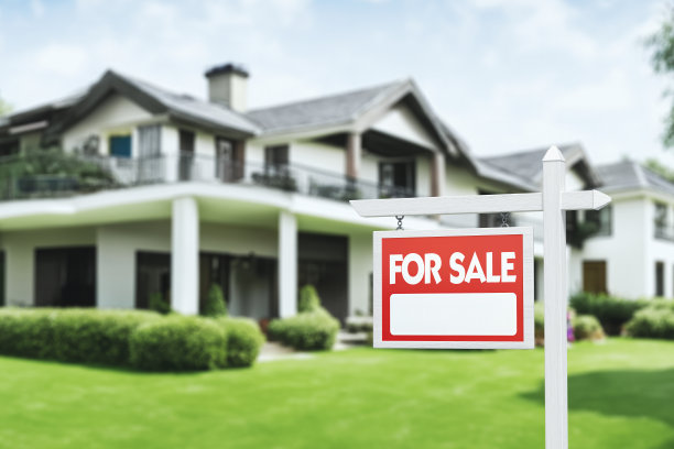 一幢带花园的房子前的房地产招牌出售图片下载