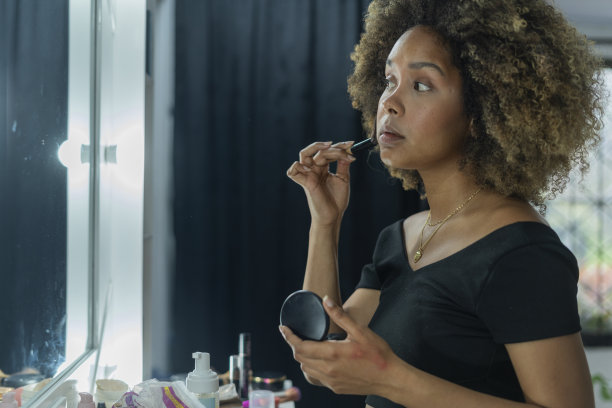 专业化妆师在她的美容院为她的客户服务图片下载