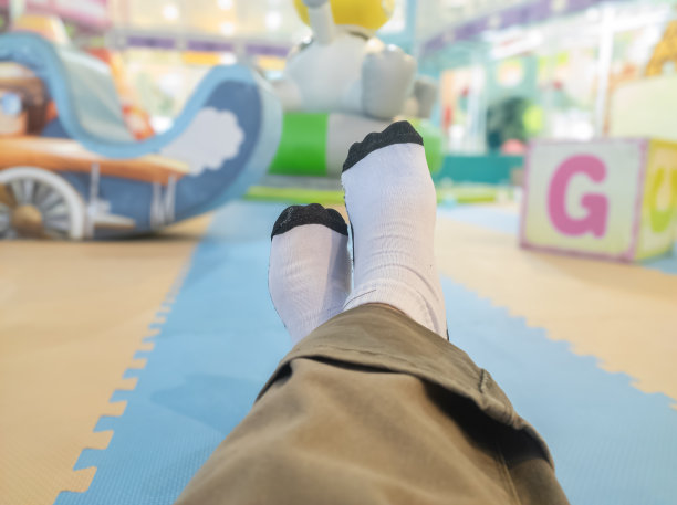 在操场区域必须穿袜子图片下载