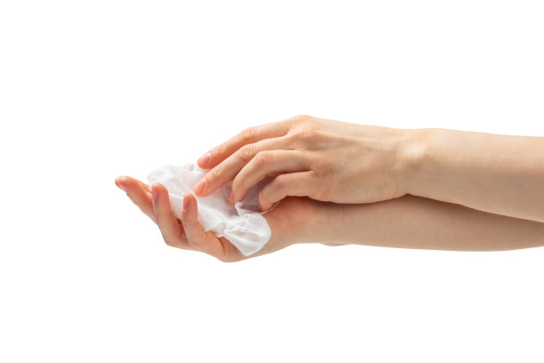 白色背景上隔离的湿巾包。一包打开的手和身体湿巾。模型。一包干净的湿纸巾。放文字的地方。设计图片下载