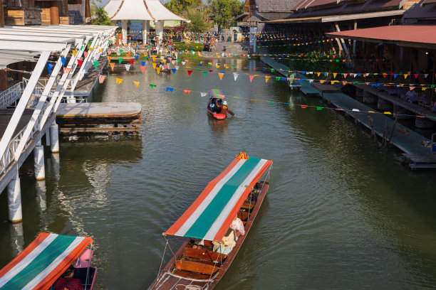 泰国水上市场上的旅游木船图片下载