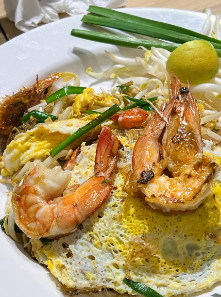 一盘食物的照片，里面有虾、鸡蛋和蔬菜。图片下载