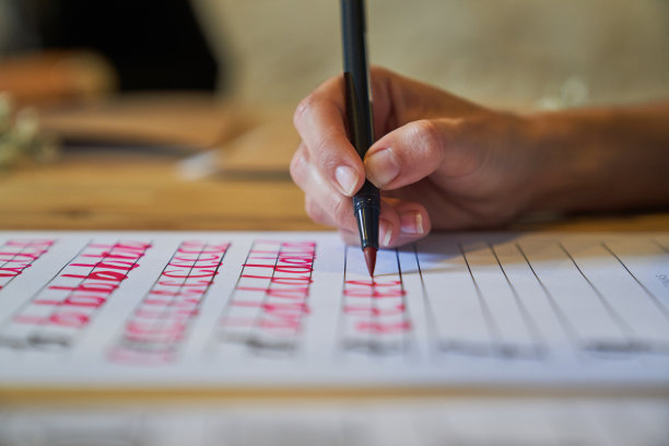 农作物女工在画室里用毛笔写字母图片下载