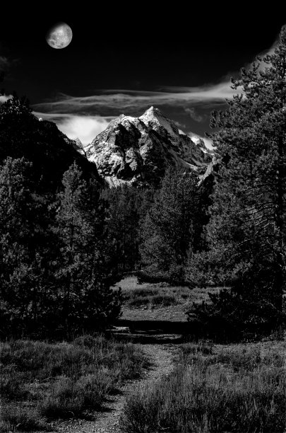 美国怀俄明州大提顿国家公园的提顿山脉上壮观的月出图片下载