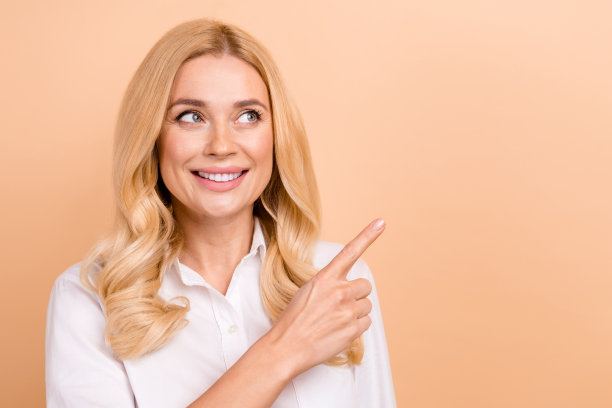 人力资源招聘人员的特写照片，成熟的女人表明手指新奇，你的职业机会在公司孤立的米色背景图片下载