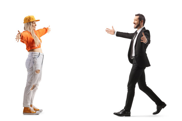 一个商人走向年轻女性的全身侧面照图片下载