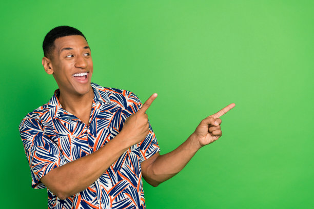 照片积极的男人穿时髦的印花夏装推荐商店商场精品店空的空间横幅孤立的绿色背景图片下载