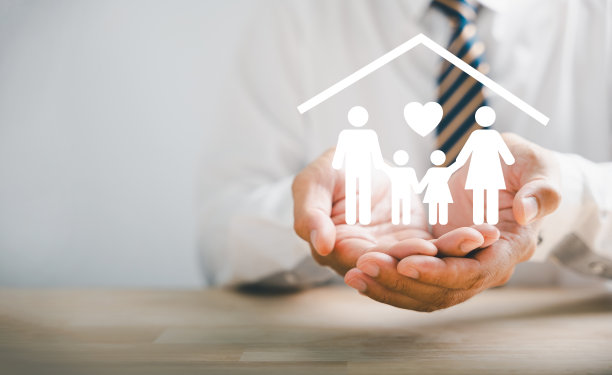 双手带着保护的手势和家人图片下载