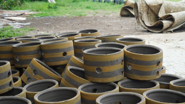 粘土花盆在太阳下晒干图片下载