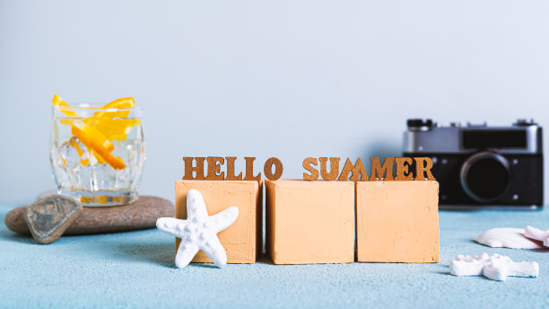 概念你好，夏天在鸡尾酒，老式相机和海星的背景上立方体文本图片下载