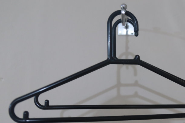 旅馆里的黑色衣架图片下载